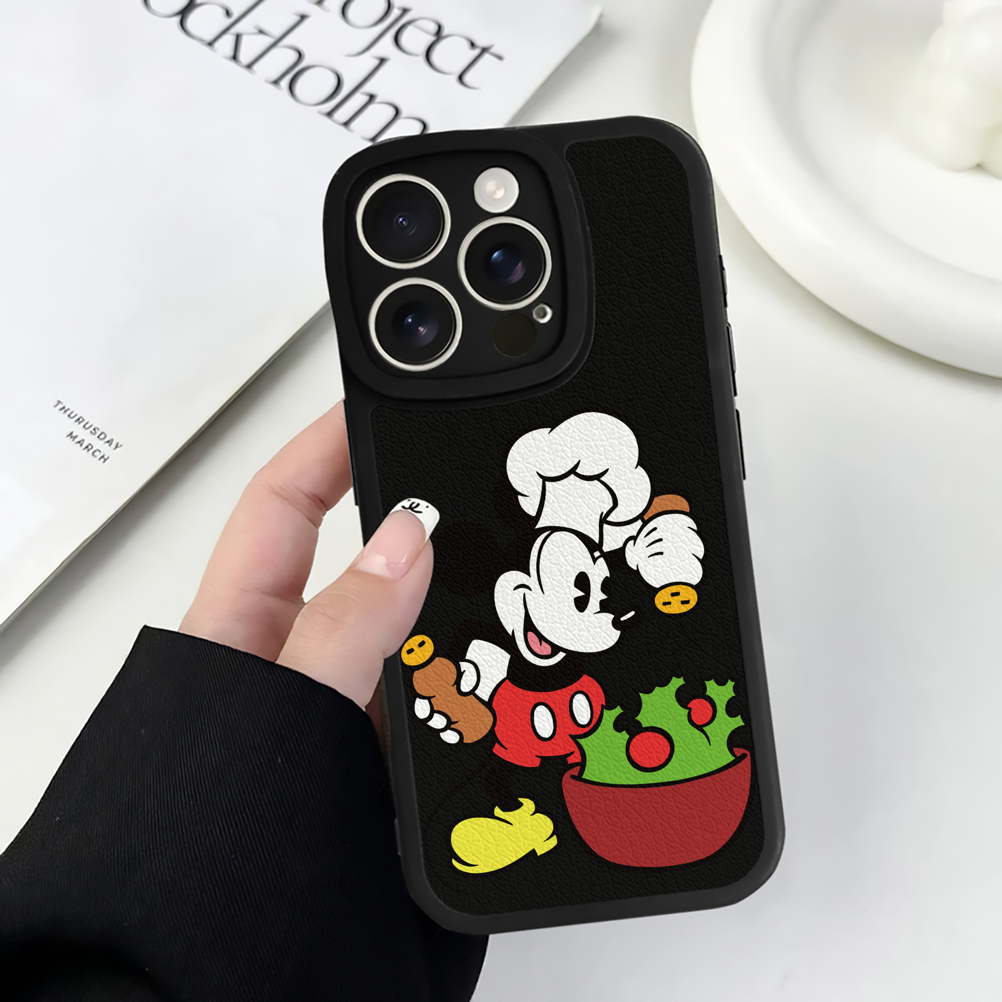 （画像用） ミッキーマウス Mickey Mouse 【iPhone 16シリーズ対応】シリコンスマホケース（レザー調） 材質：シリコン